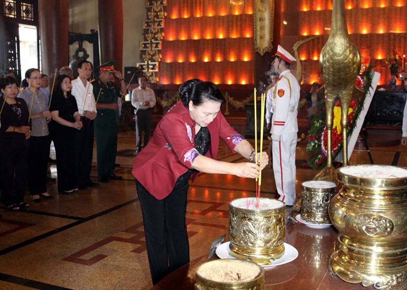 Нгуен Тхи Ким Нган зажгла благовония в память о павших фронтовиках в Хошимине