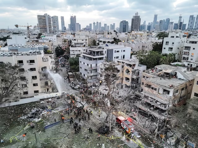 Les frappes israéliennes en Iran intensifient les tensions régionales