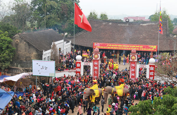 Procesión de elefantes de papel de aldea de Dao Xa