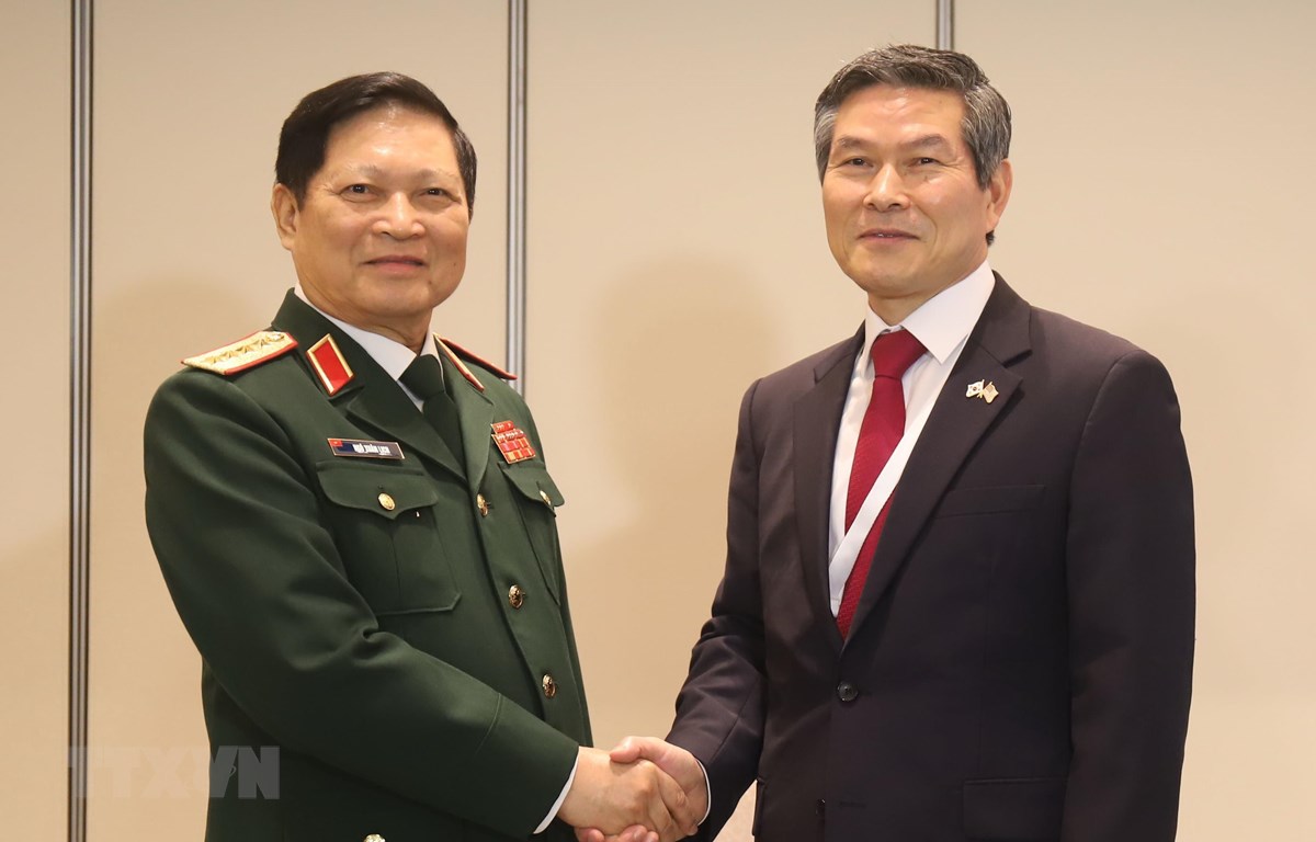 Ministro de Defensa de Vietnam se reúne con sus pares de Corea del Sur y Australia en Singapur