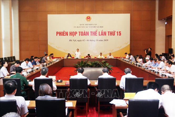 Diputados vietnamitas debaten tema de aumento de horas extra laborales