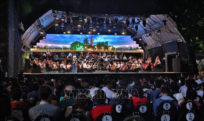 Actúa Orquesta Sinfónica de Londres en espacio peatonal de Hanói