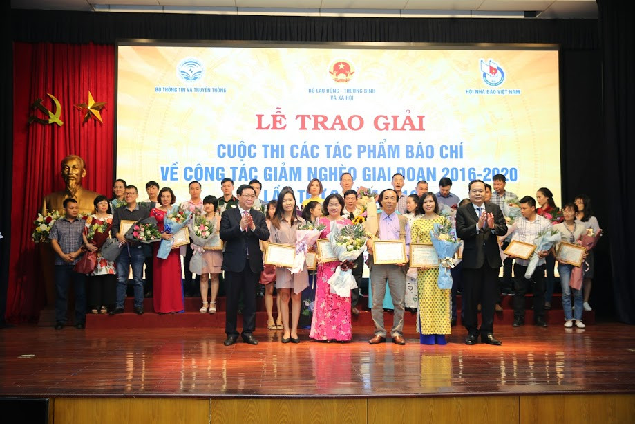 Premian obras periodísticas sobre la reducción de la pobreza en Vietnam