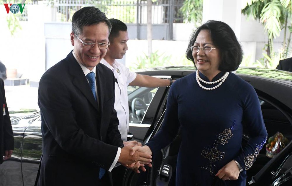 Vicepresidenta vietnamita visita embajada nacional en Indonesia