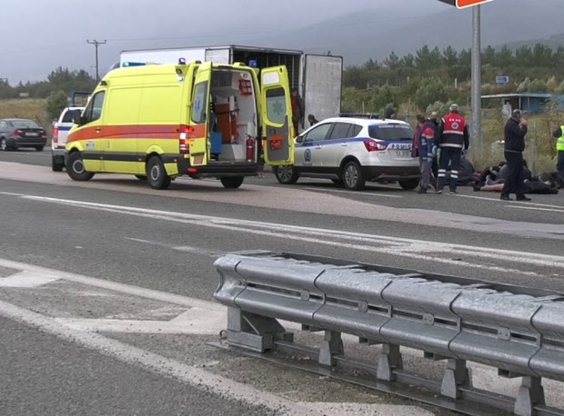 Encuentran a 41 migrantes vivos en el interior de un camión refrigerado en Grecia