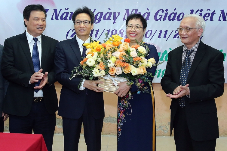 Líderes vietnamitas felicitan a maestros en ocasión de su Día Nacional