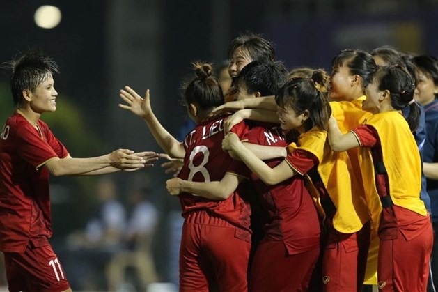 Primer ministro vietnamita felicita a equipos de fútbol del país participantes en SEA Games 30