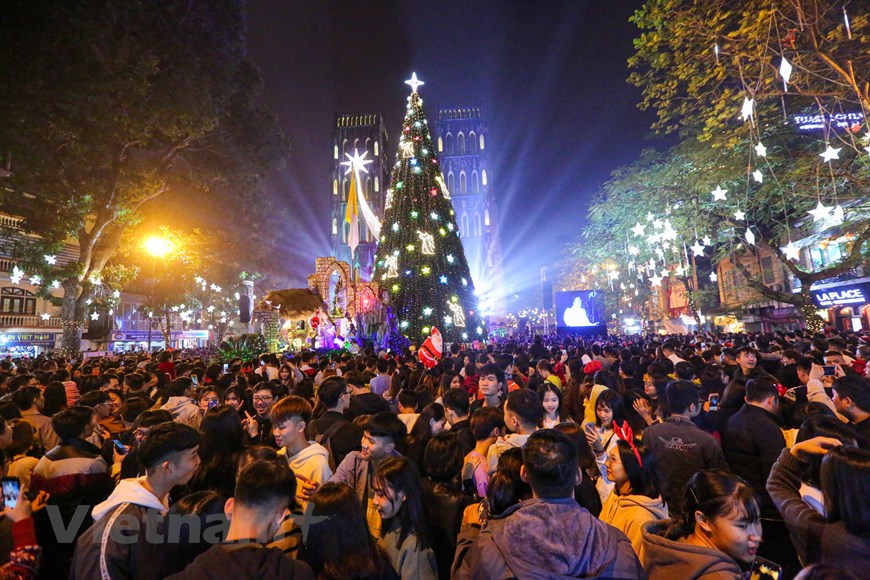 Vietnamitas en grandes ciudades disfrutan de una feliz Navidad