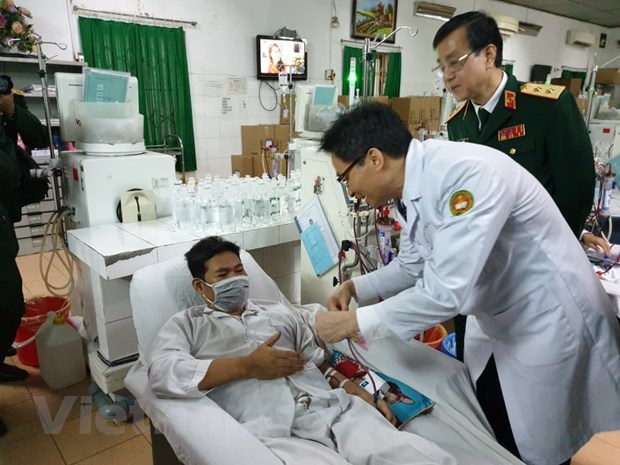 Vicepremier vietnamita visita a enfermos en hospitales en Hanói