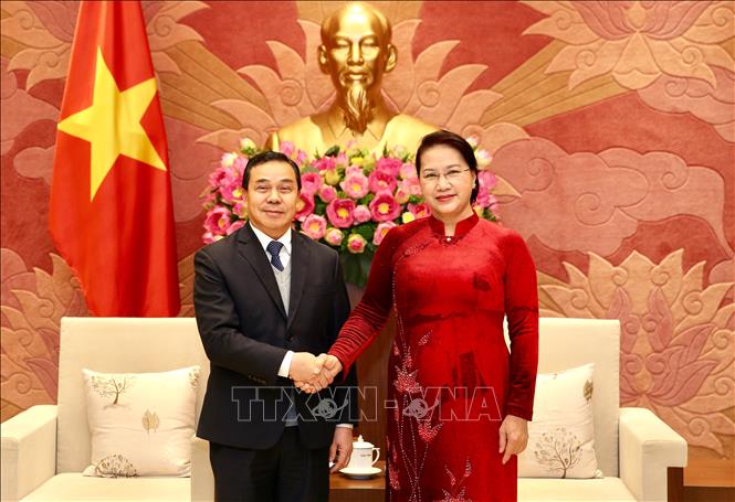 Presidenta del Parlamento de Vietnam recibe al embajador laosiano