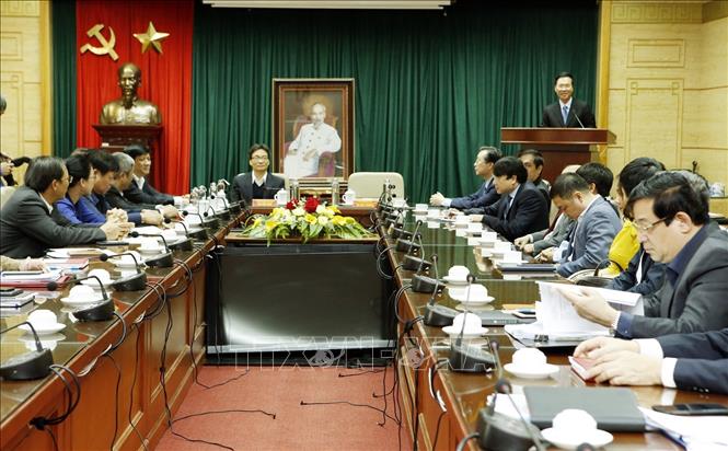 Dirigente partidista felicita a los médicos vietnamitas por su Día Nacional