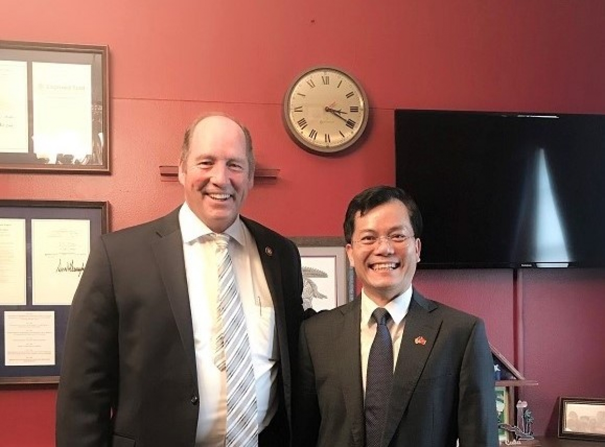 Embajador vietnamita en Estados Unidos conversa por teléfono con congresista norteamericano Ted Yoho