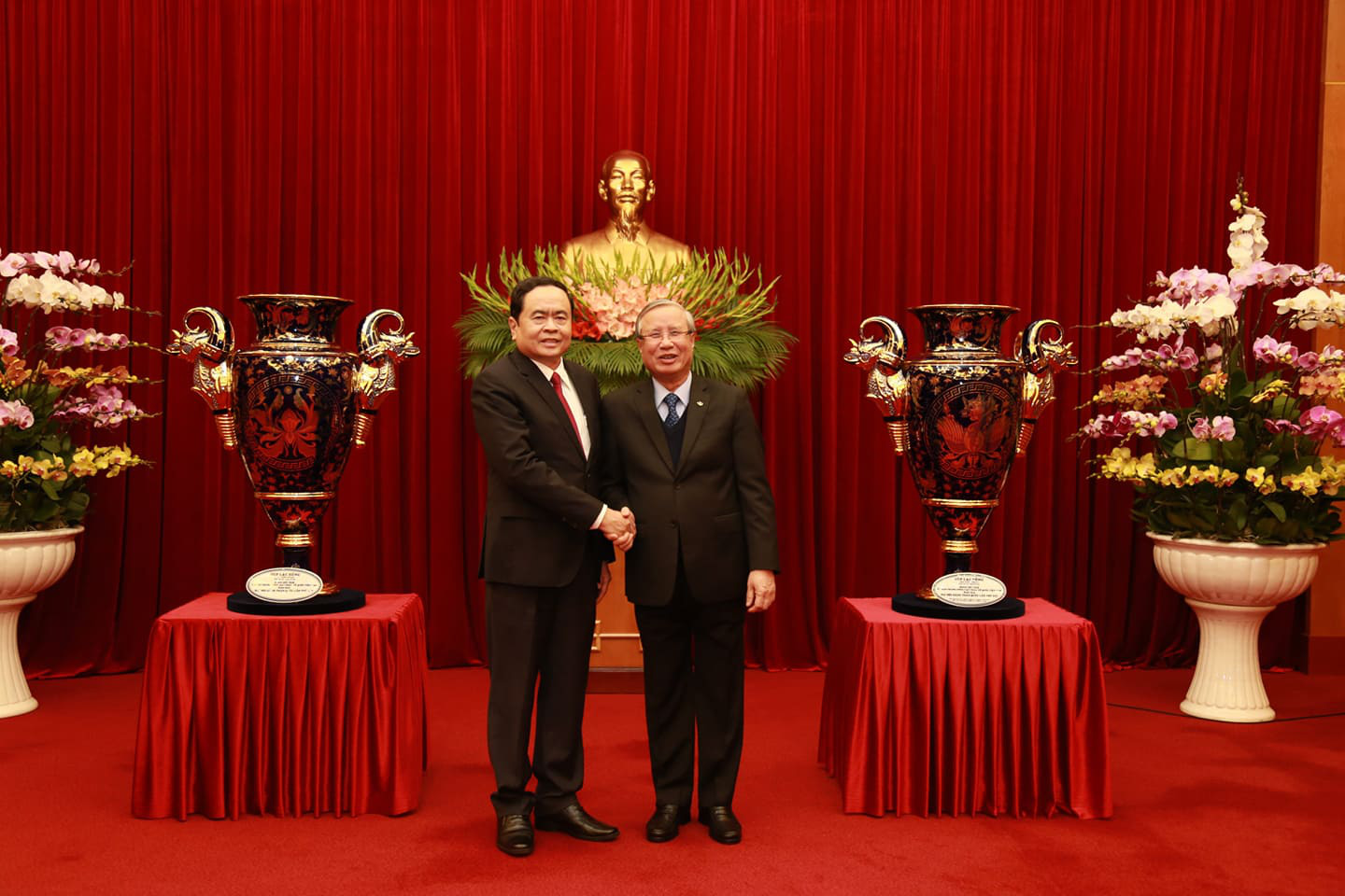 Entregan la Copa Lac Hong para honrar el XIII Congreso Nacional del PCV