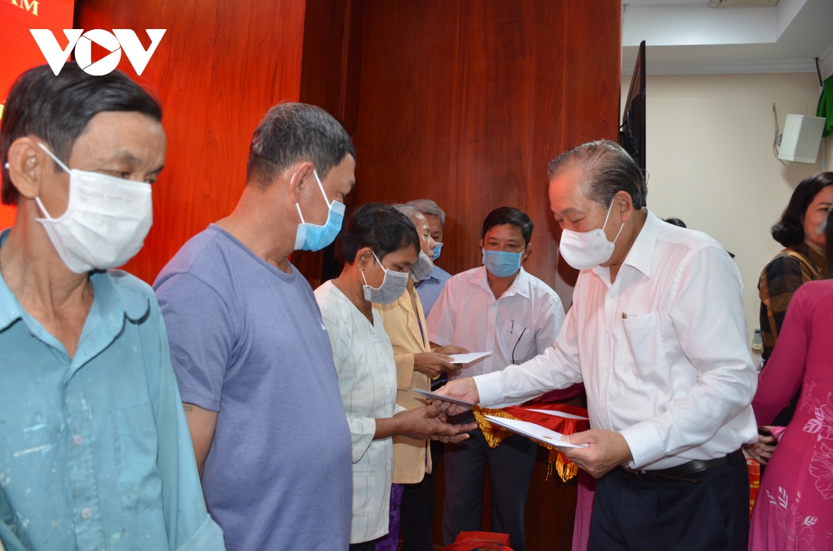 Líderes gubernamentales y parlamentarios entregan obsequios de Tet a personas desfavorecidas