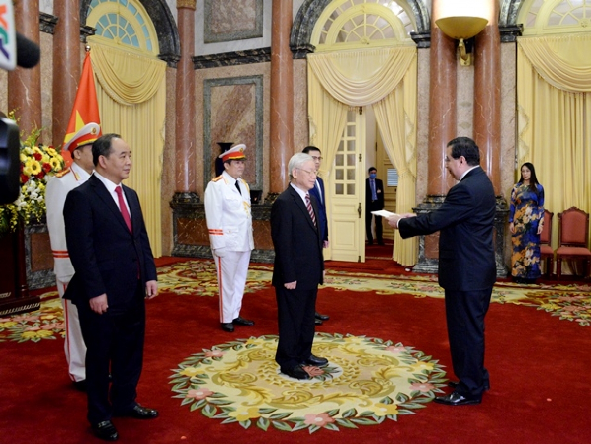 Máximo líder de Vietnam recibe a los embajadores de Panamá, Singapur e Indonesia