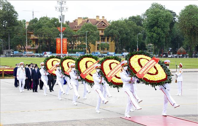 Líderes vietnamitas rinden homenaje al presidente Ho Chi Minh por el 131 aniversario de su natalicio