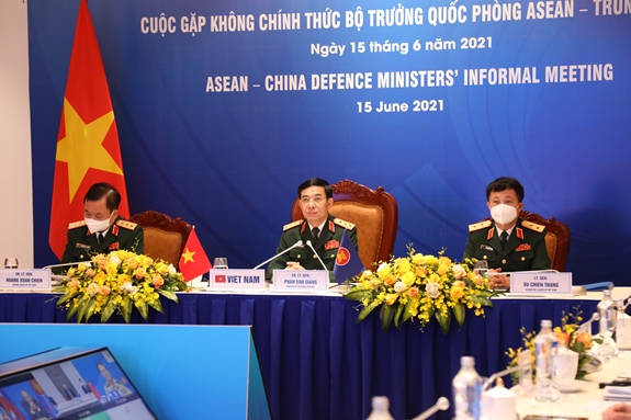 Ministros de Defensa de Vietnam destaca la importancia de la cooperación Asean-China por la seguridad regional