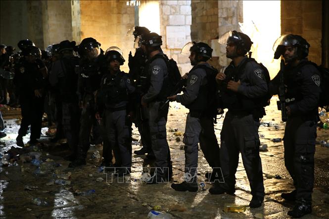 Al menos 9 palestinos heridos en choques con policía en la Explanada de las Mezquitas