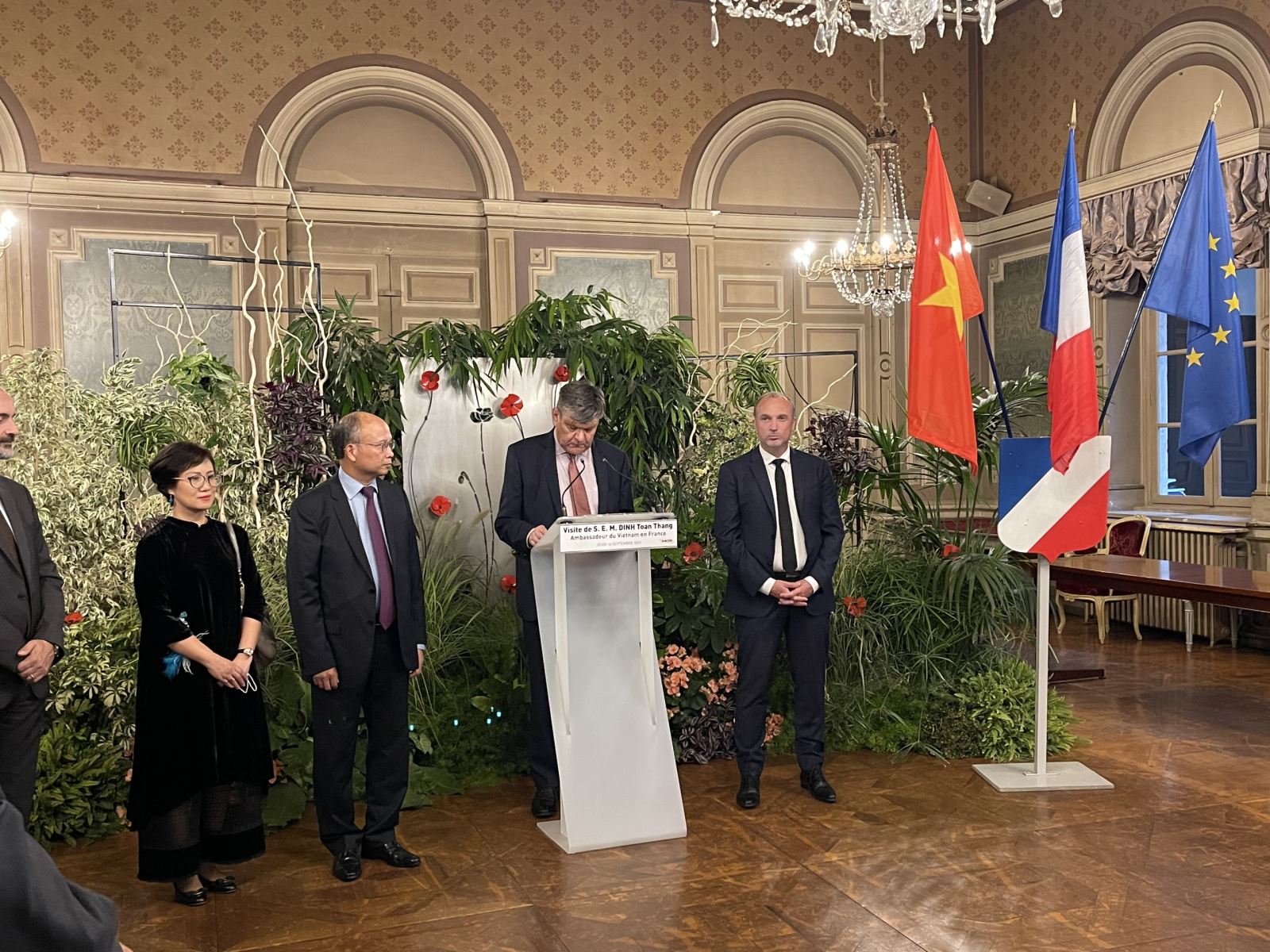 Vietnam fomenta intercambios económicos y culturales con localidades francesas