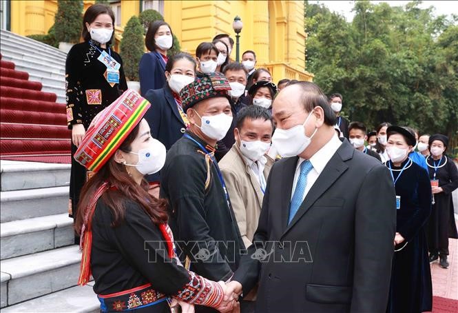 Presidente vietnamita destaca el papel de personas prestigiosas y jefes de aldeas