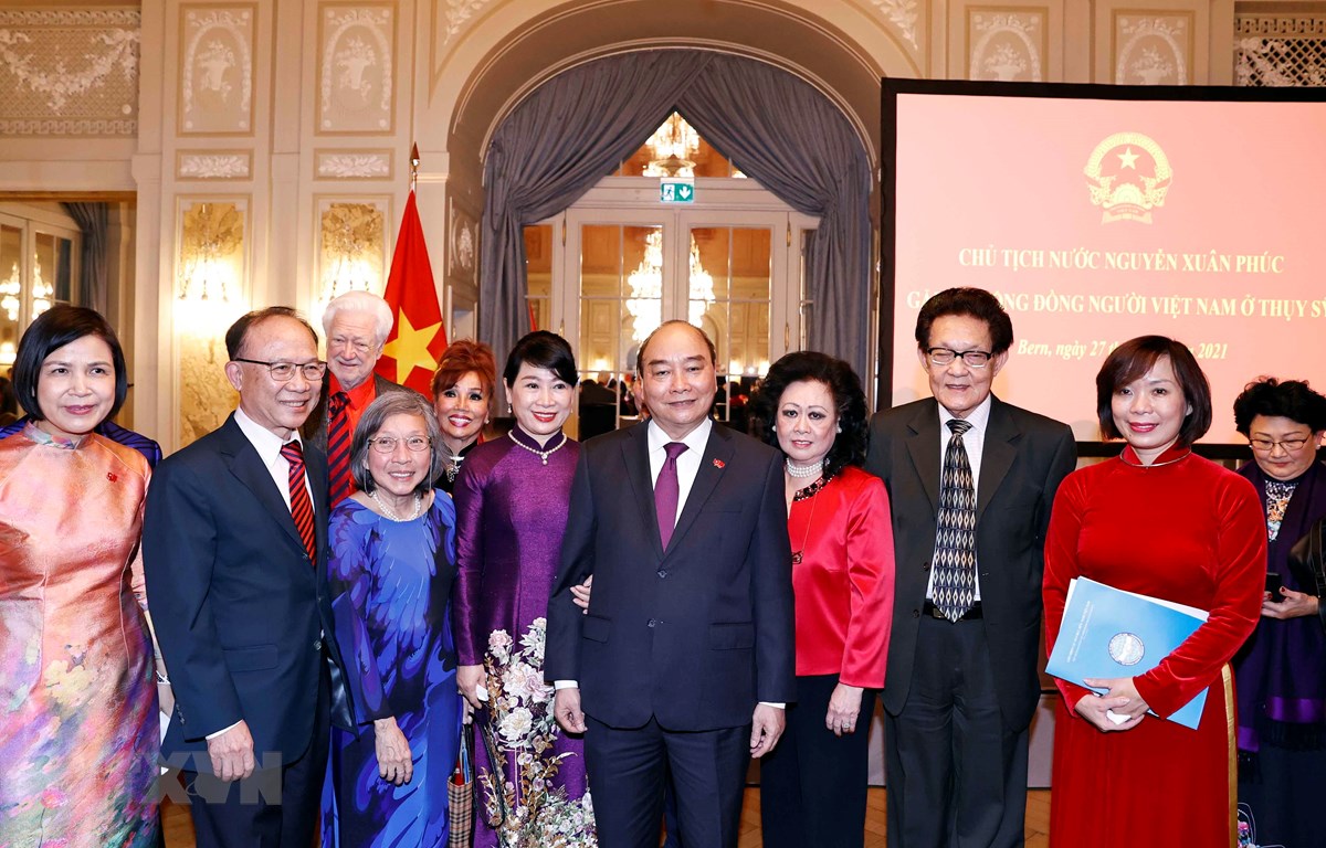 Presidente de Vietnam se reúne con compatriotas en Suiza