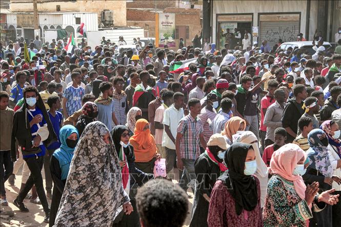 Decenas de heridos tras nuevas protestas en Sudán contra el golpe de Estado