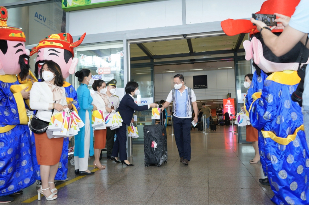 Localidades de Vietnam reciben a los primeros visitantes de 2022