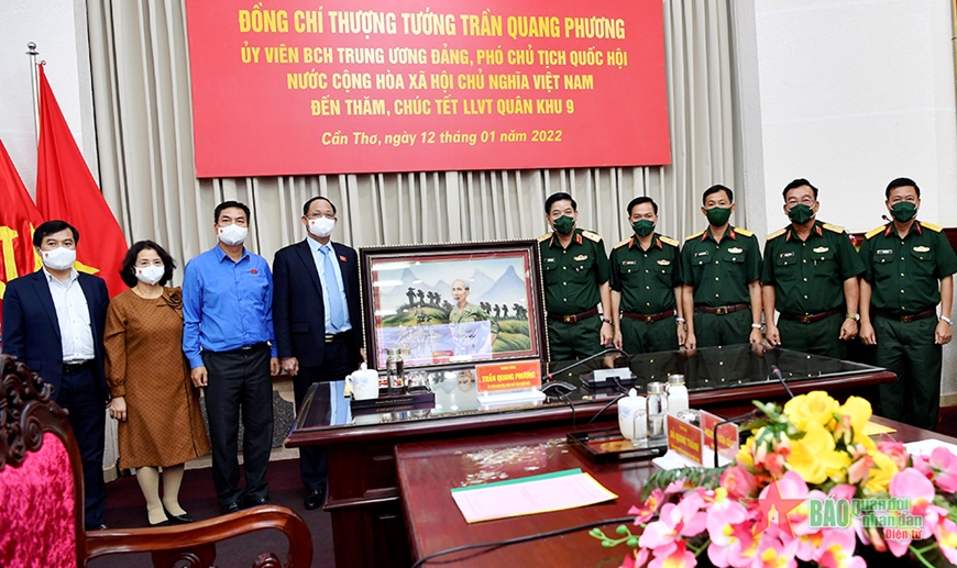 Entregan regalos de Tet a oficiales y soldados vietnamitas