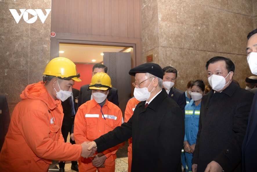 Líder político de Vietnam felicita al pueblo de Hanói por Año Nuevo Lunar