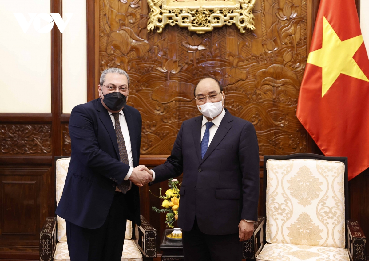 Presidente de Vietnam recibe al saliente embajador de Egipto