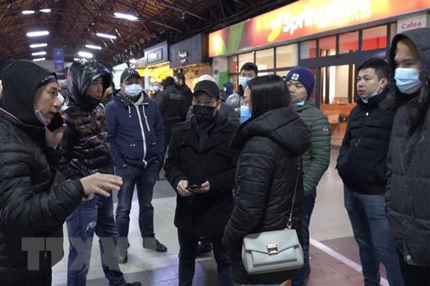 Más de 800 vietnamitas en Ucrania evacúan a Rumania