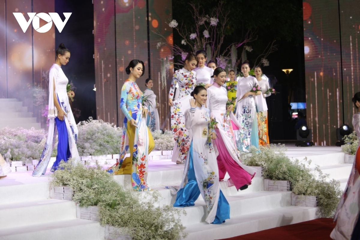 Inauguran el 8º Festival de Ao dai de Ciudad Ho Chi Minh