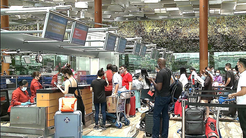 Vietnam recibe a primeros turistas extranjeros después de la reapertura completa