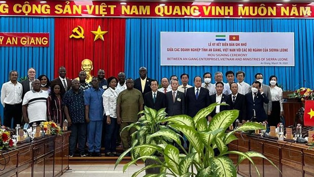 Presidente de Sierra Leona visita provincia de An Giang