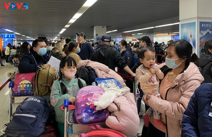 Repatrian a cerca de mil 700 vietnamitas evacuados de Ucrania