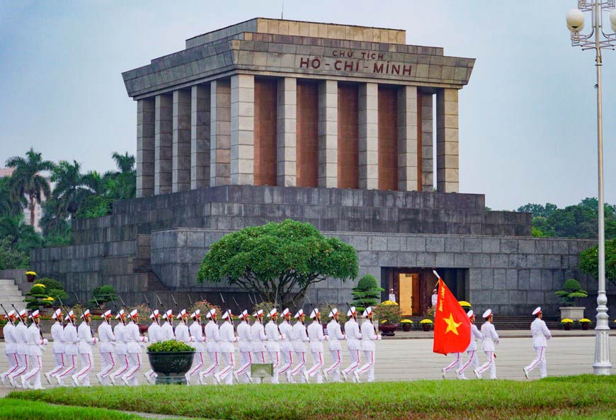 Visita al Mausoleo Ho Chi Minh en una mañana de mayo