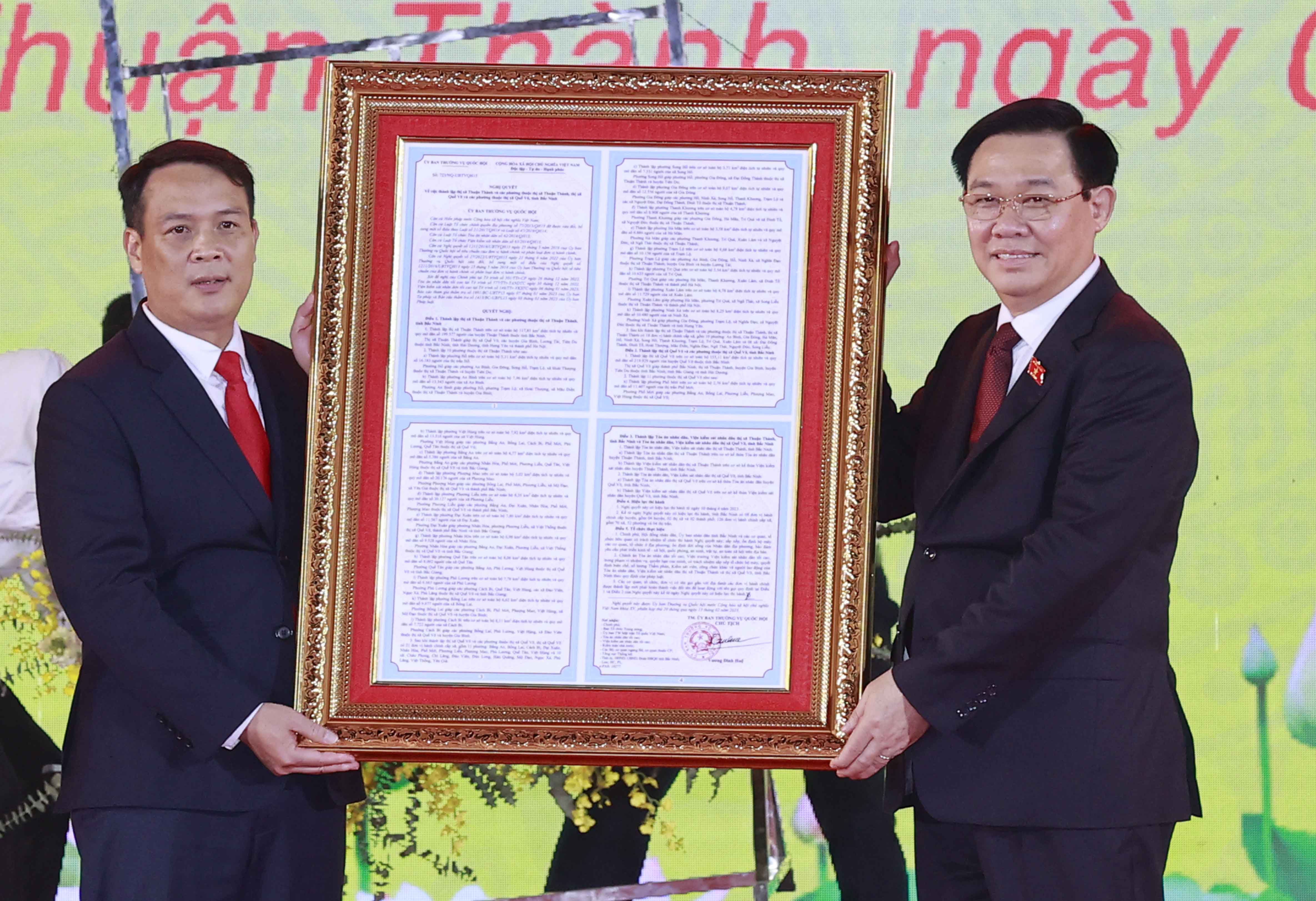 Presidente del Parlamento asiste al acto conmemorativo del 110 aniversario del distrito de Thuan Thanh