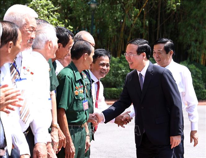 Presidente de Vietnam se reúne con personas con méritos revolucionarios de Vinh Long