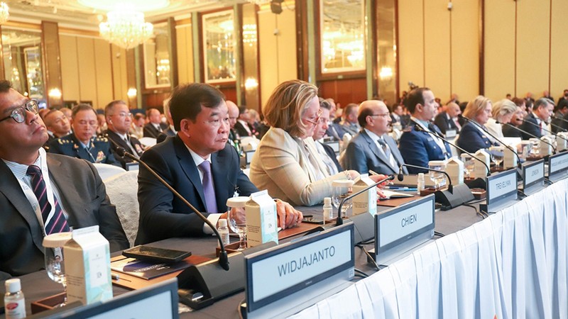 Delegación vietnamita participa en numerosas actividades en Diálogo de Shangri-La