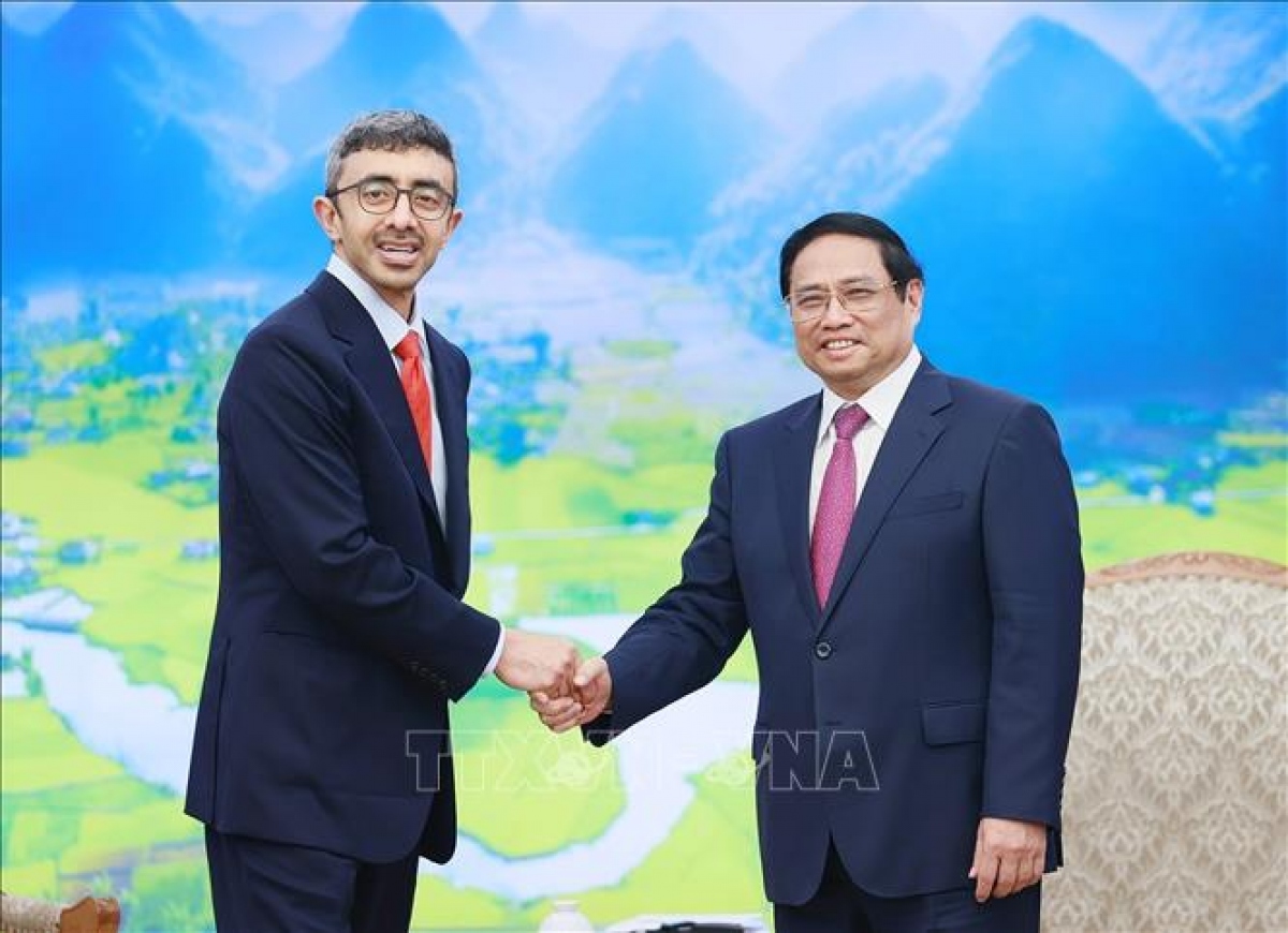 Primer ministro de Vietnam recibe al canciller de los EAU