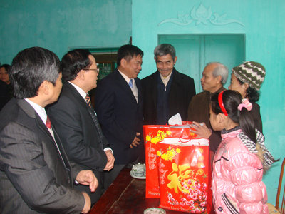 ថ្នាក់ដឹកនាំបក្ស រដទៅសាក់សួរសុកទុក្ខ ជូនពរចូលឆ្នាំថ្មី និងជួបធ្វើការជាមួយ​បក្សភាគ​ រដ្ឋអំណាច​និងប្រជាជន​ខេត្ត Hoa Binh