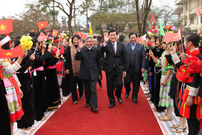 ប្រធានរដ្ឋវៀតណាមចូលរួមពិធីបើកការដ្ឋានសាងសងស្តូបអ៊ំហូនៅខេត្ត Tuyen Quang