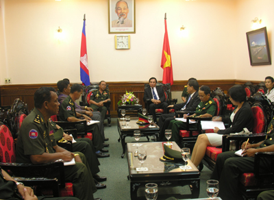 គណះប្រតិភូនៃក្រសួងការពារ​ប្រទេសឡាវនិងកម្ពុជាមកសាក់សួរសុកទុក្ខនិងជួបសំដែងការគួរសម​គណះកម្មាធិការប្រជាជនទីក្រុងDa Nang