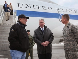 រដ្ឋមន្ត្រី ការពារប្រទេសអាមេរិក leon Panetta បាន​ទៅ​បំពេញទស្សនកិច្ចនៅ Afganistan ​