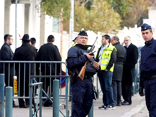 ប៉ូលីសបារាំងកំពុងរកចាប់ខ្លួនជនសង្ស័យជាអ្នកបាញ់កាំភ្លើងចំនួន​៣​លើកទៅលើសាលារៀនហ្ស៊ីហ្វនិងបណ្ដាទាហានឆក្រយោងនៅToulouse