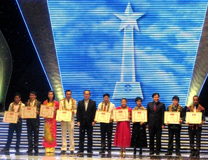 ពិធីស្ងើច​សរសើរគំរូរវ័យក្មេងវៀតណាមឆ្នើមចំនួន១០រូបឆ្នាំ២០១១