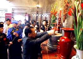 ថ្នាក់ដឹកនាំជាន់ខ្ពស់បក្សកុម្មួយនិស្តវៀតណាមដុតធូបរំលឹកវិញ្ញាក័្ខន្ធបណ្តាស្តេច Ly