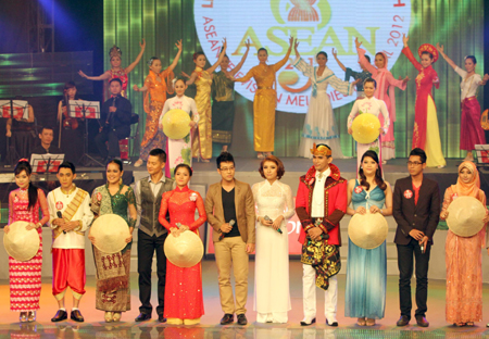 ជំនួបជាមួយបណ្ដាតារាចំរៀងដែលបានចូលរួមមហោស្រពសំនៀងមាស ទូរទស្សន៏ ASEAN ២០១២