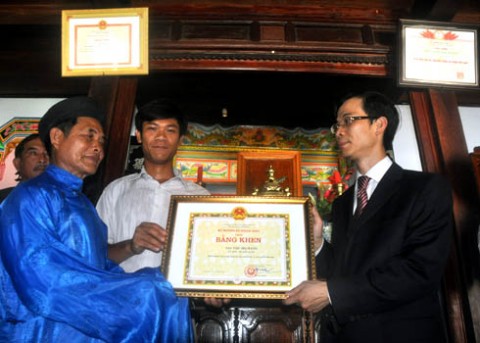 ពិធី ជូនប័ណ្ណ​សរសើរបស់ក្រសួងការបរទេសវៀតណាមជូនចំពោះត្រកូល Dang នៅស្រុកកោះ Ly Son​ ខេត្ត Quang Ngai