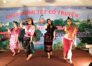 ពិធីបុណ្យជះទឹកពេញទៅដោយភាពកក់ក្ដៅនៅទីក្រុងហាណូយ